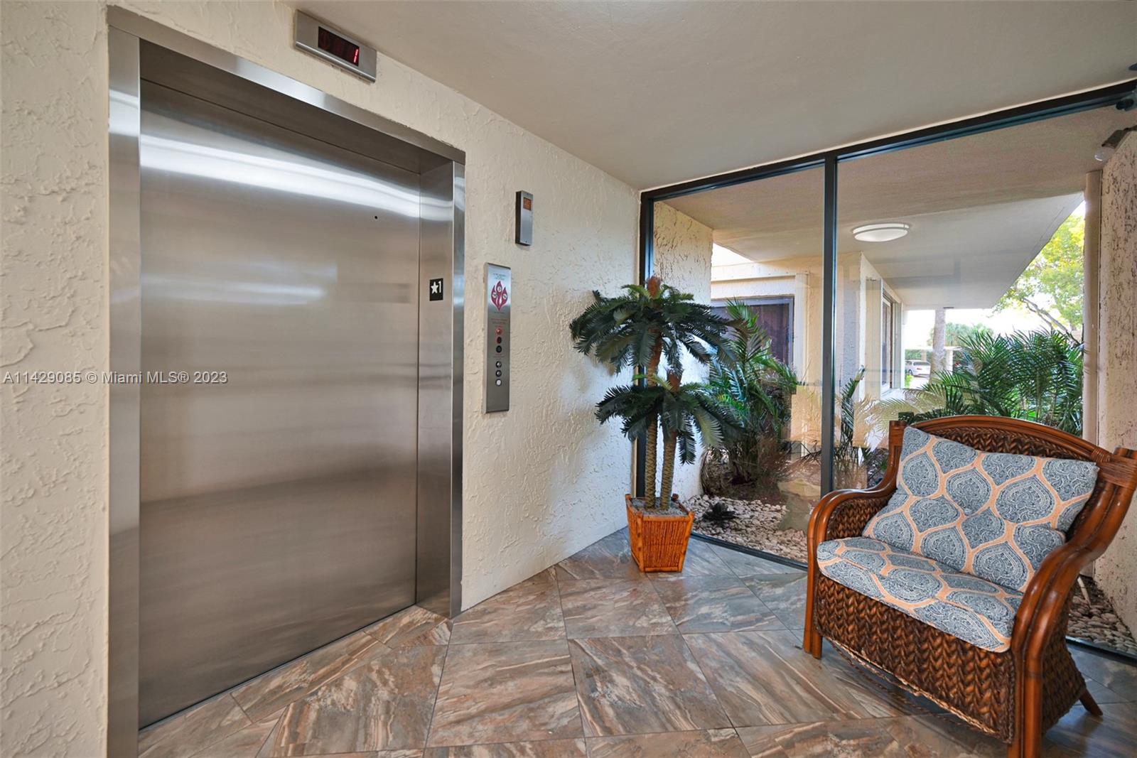 372 Golfview Rd Unit: 201