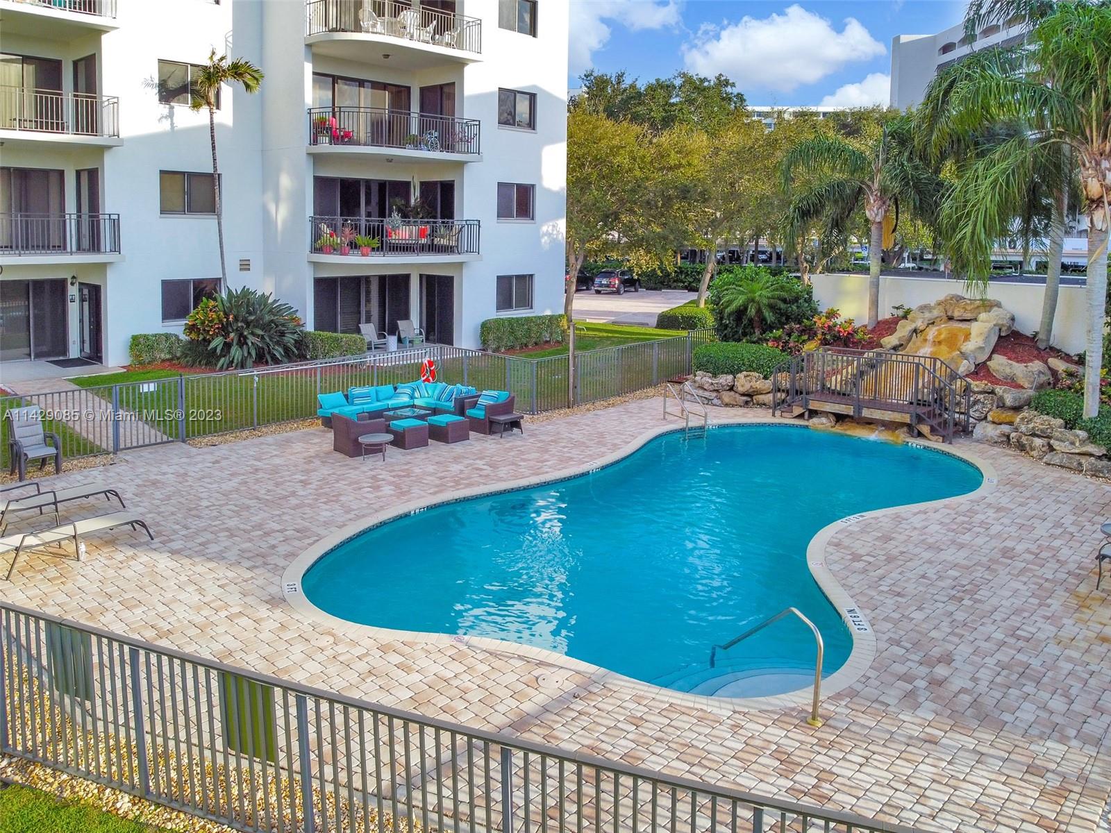 372 Golfview Rd Unit: 201