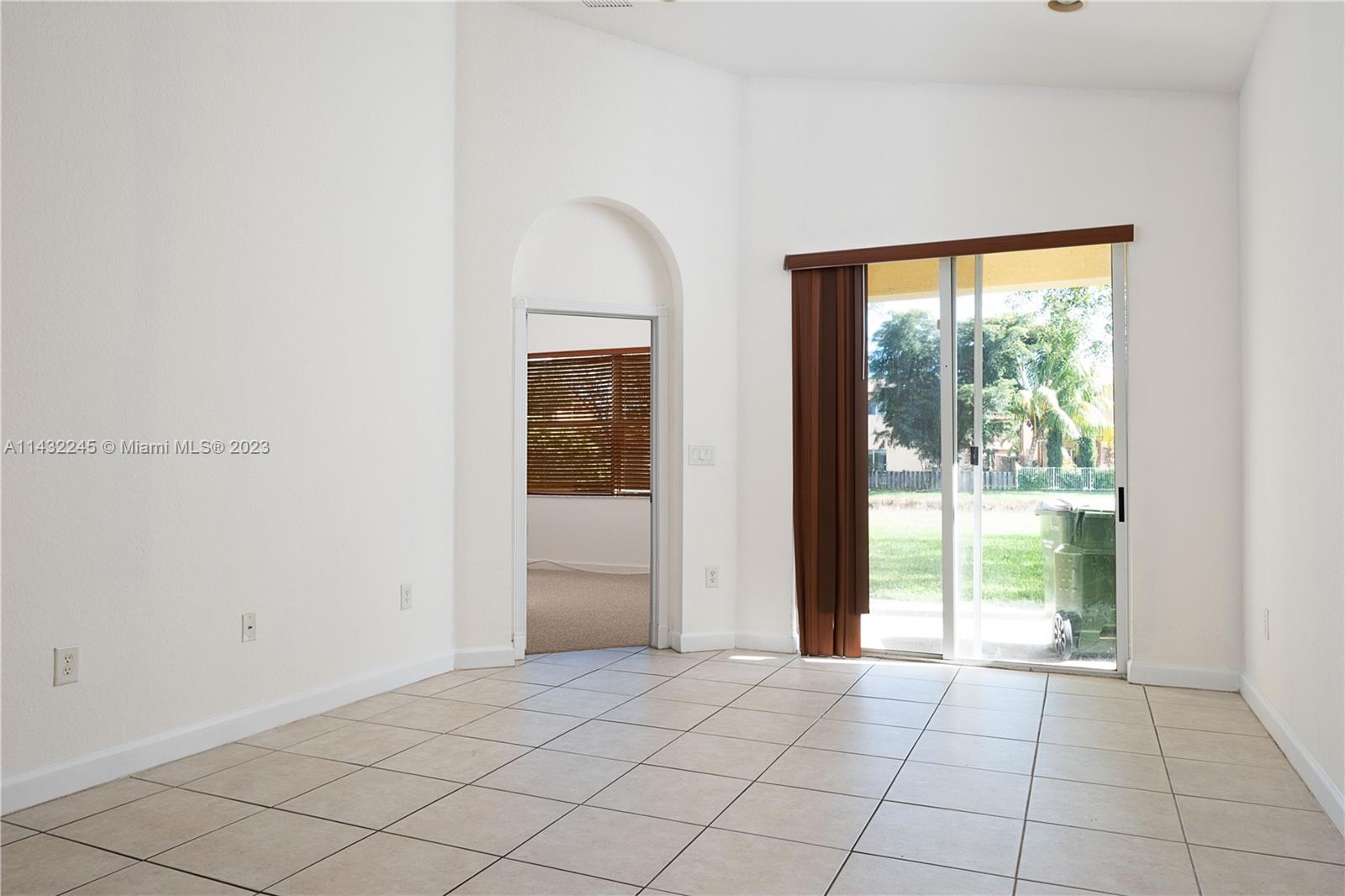 1033 NE 40th Rd