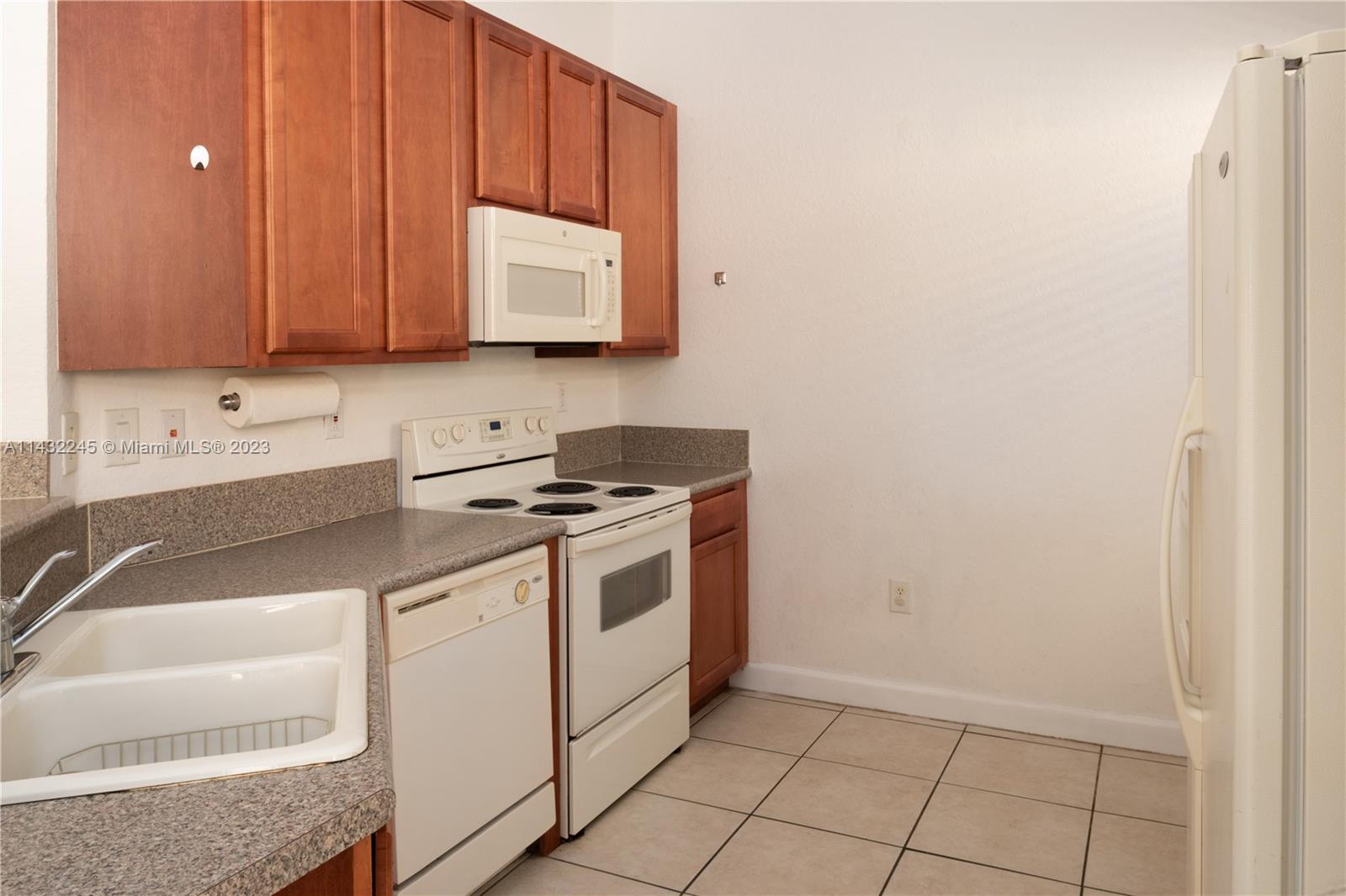1033 NE 40th Rd