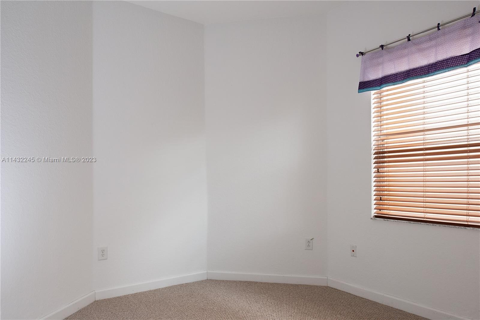 1033 NE 40th Rd