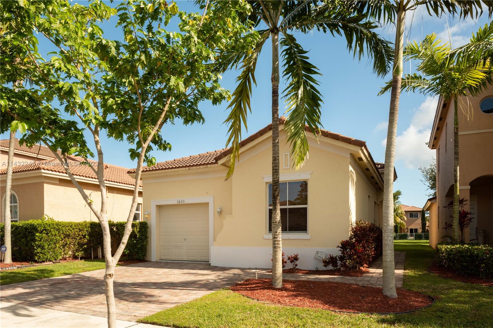 1033 NE 40th Rd