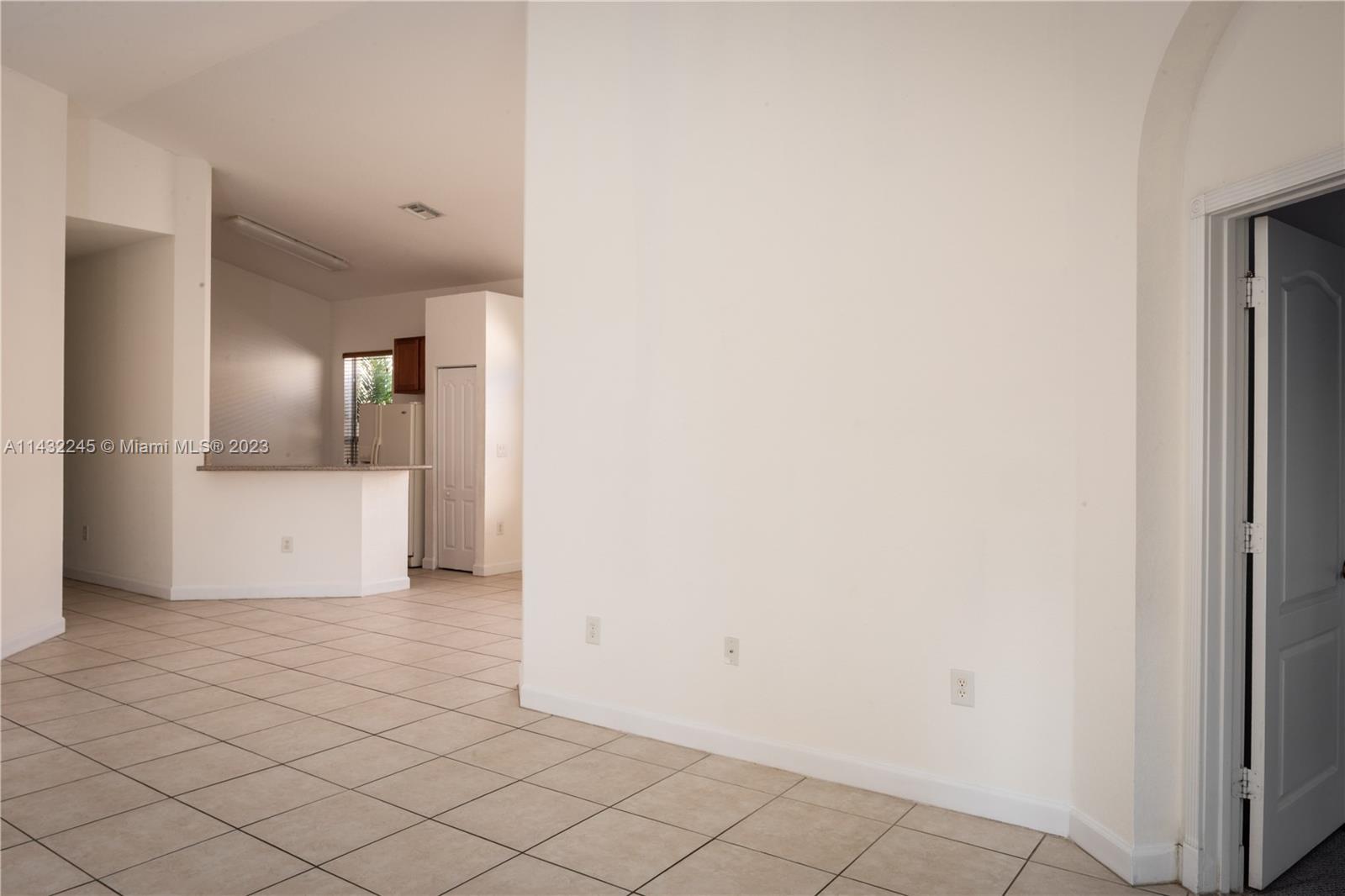 1033 NE 40th Rd