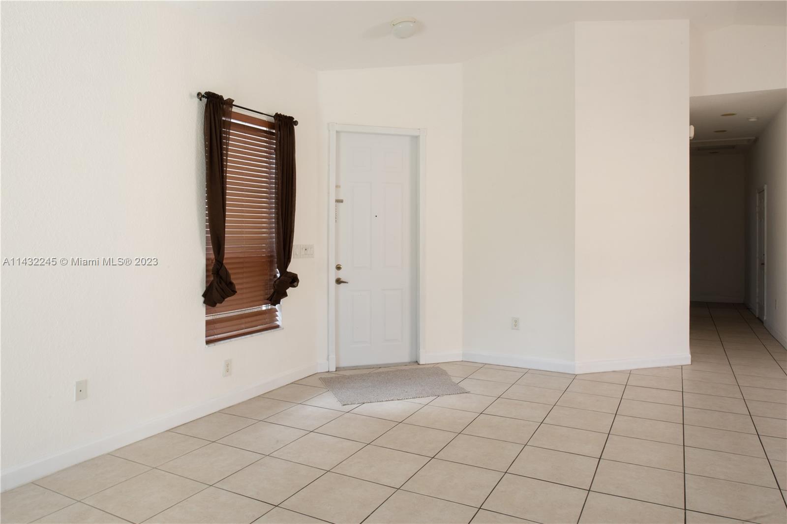 1033 NE 40th Rd