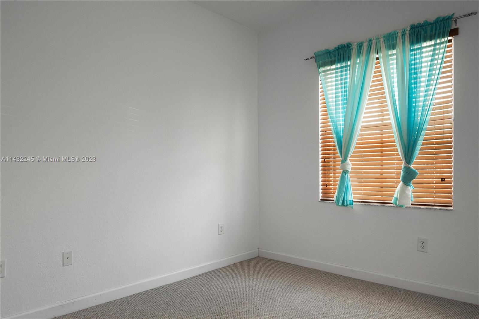 1033 NE 40th Rd