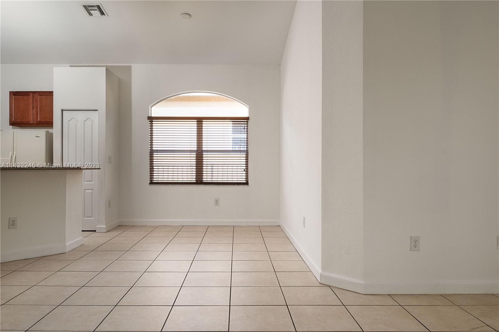 1033 NE 40th Rd