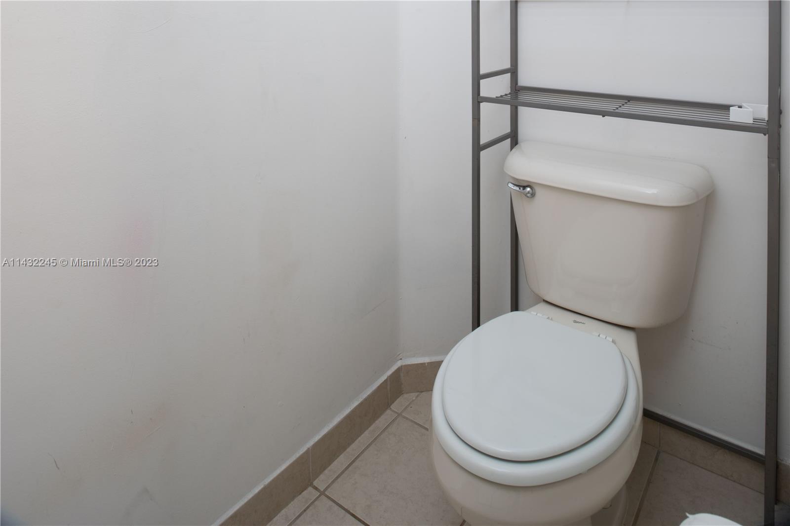 1033 NE 40th Rd