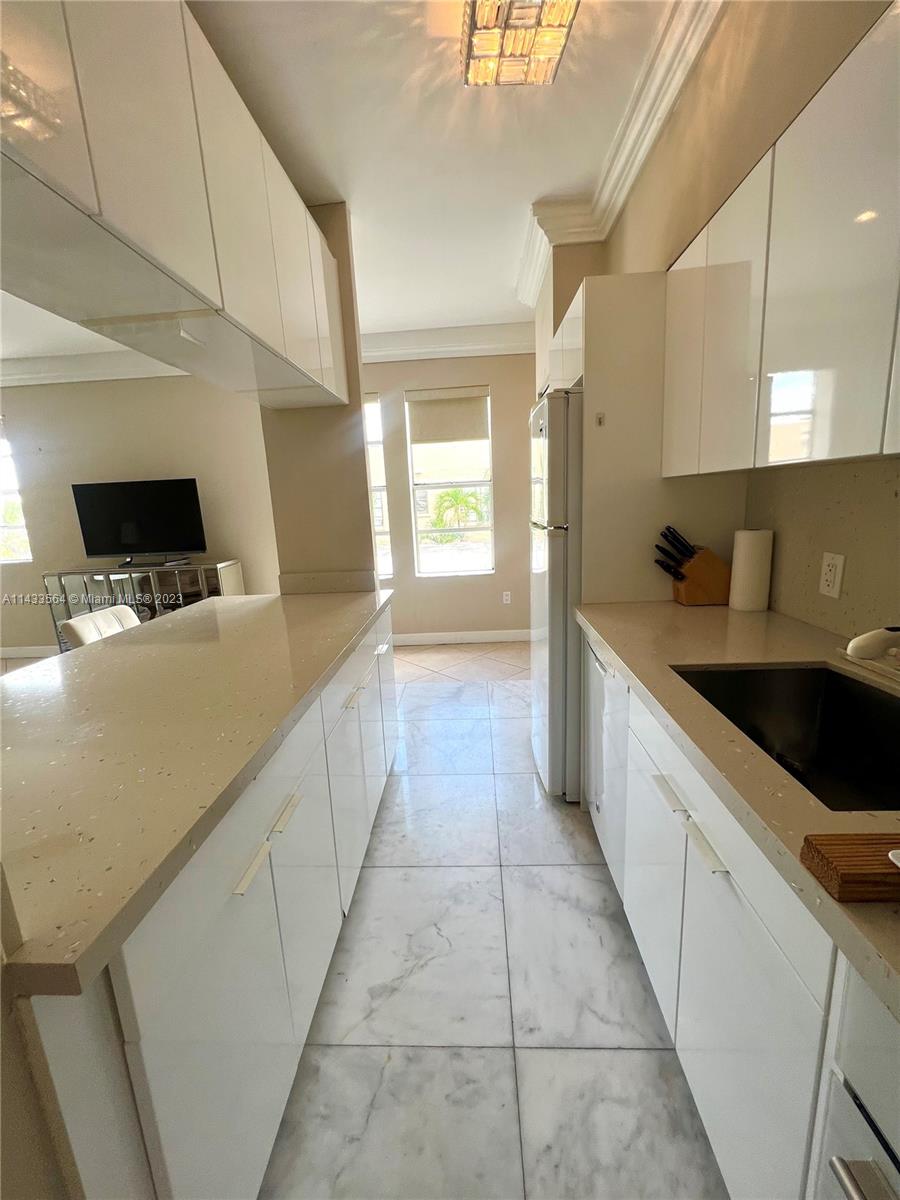 1559 Michigan Ave # 303