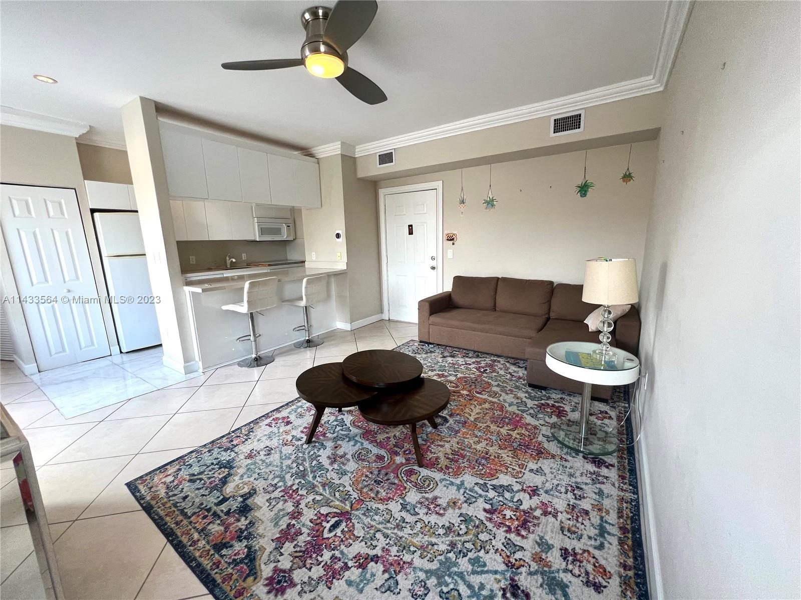 1559 Michigan Ave # 303