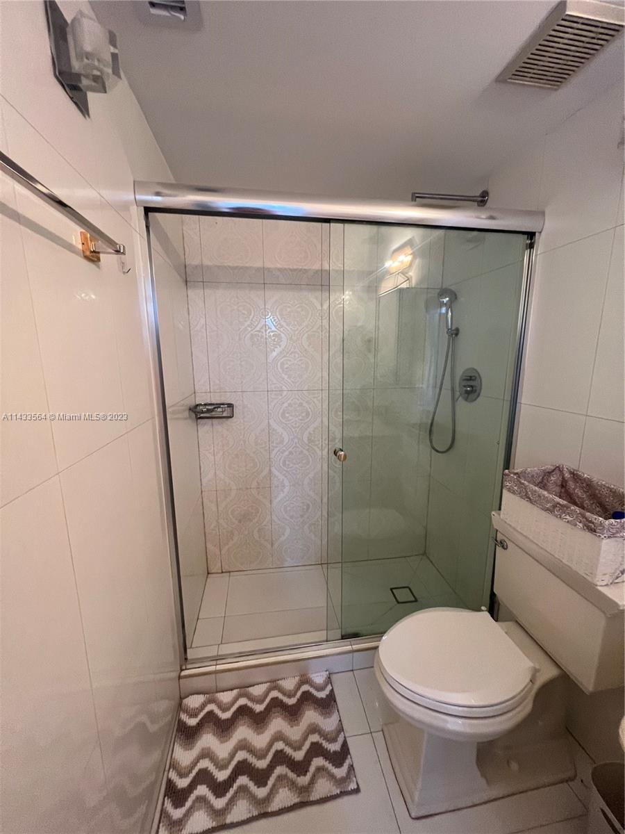 1559 Michigan Ave # 303