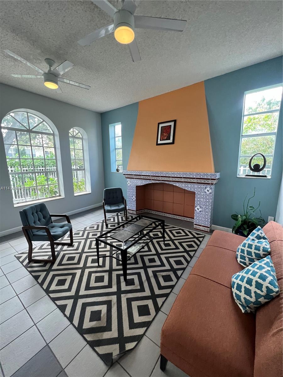 1559 Michigan Ave # 303