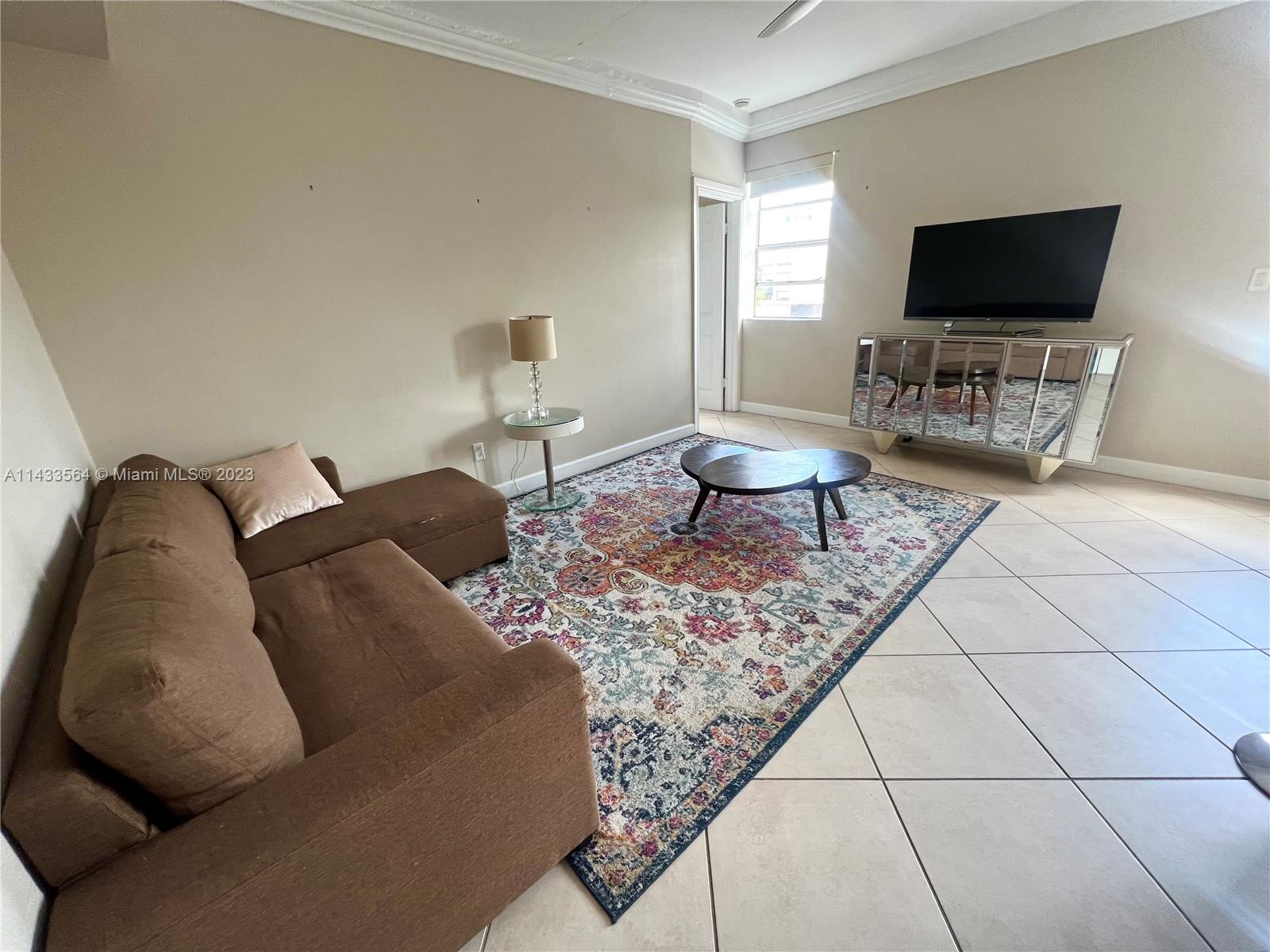 1559 Michigan Ave # 303