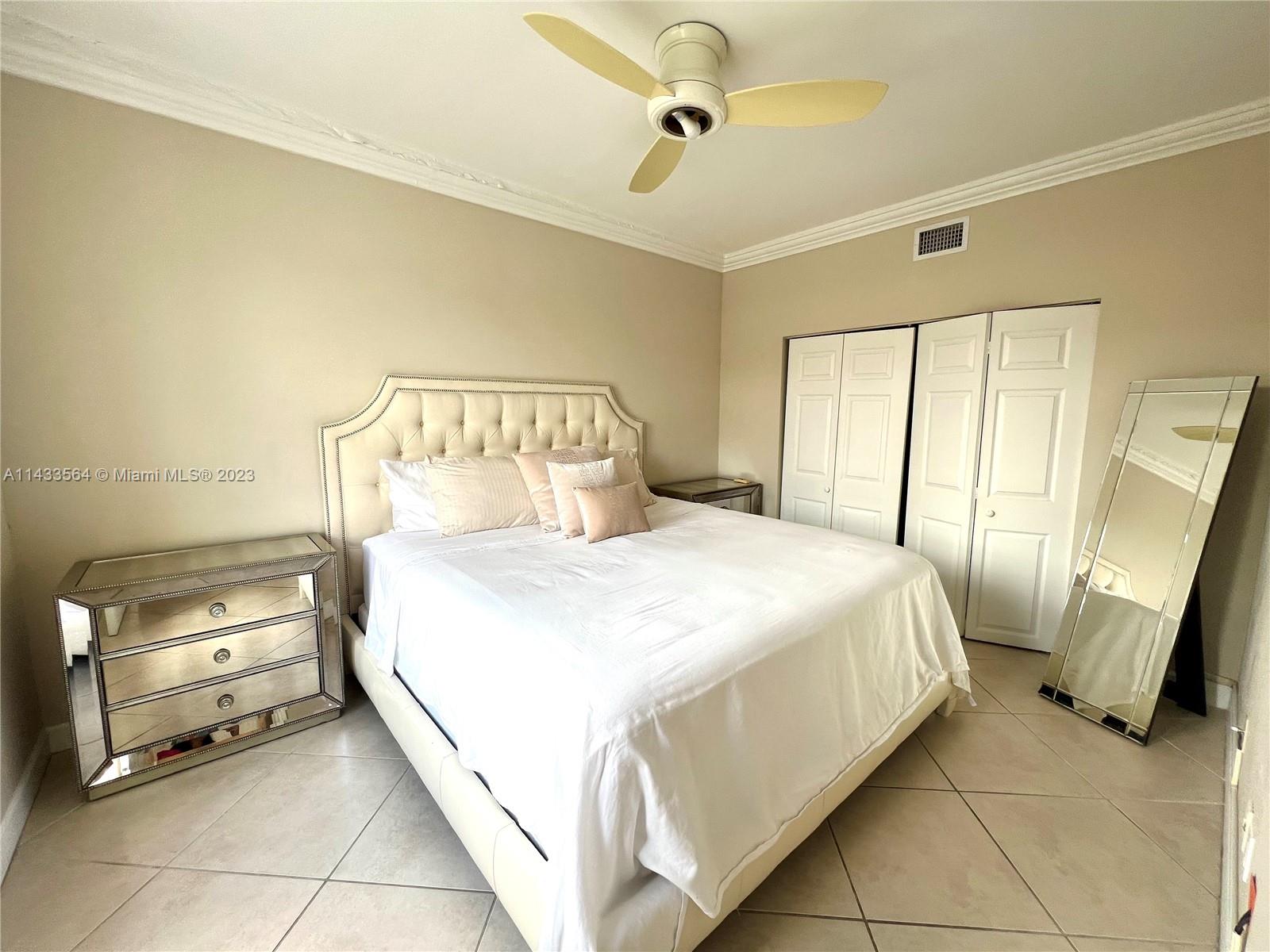 1559 Michigan Ave # 303
