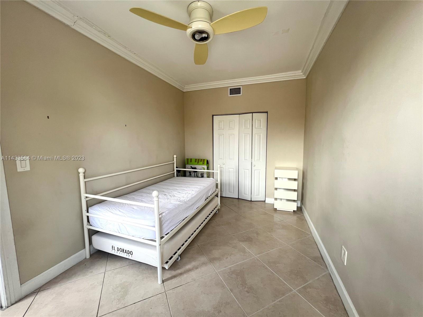 1559 Michigan Ave # 303