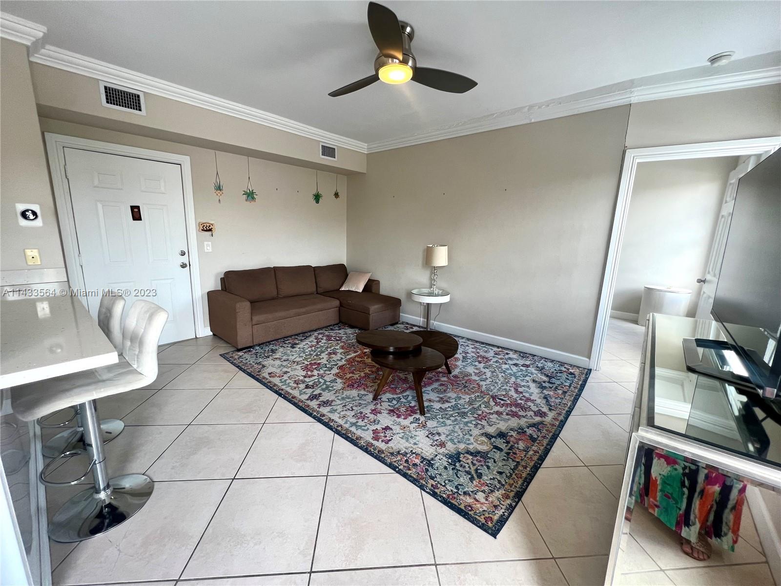 1559 Michigan Ave # 303