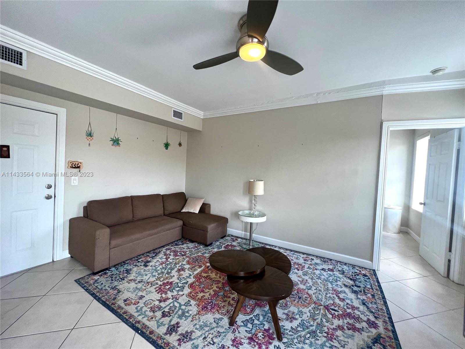 1559 Michigan Ave # 303