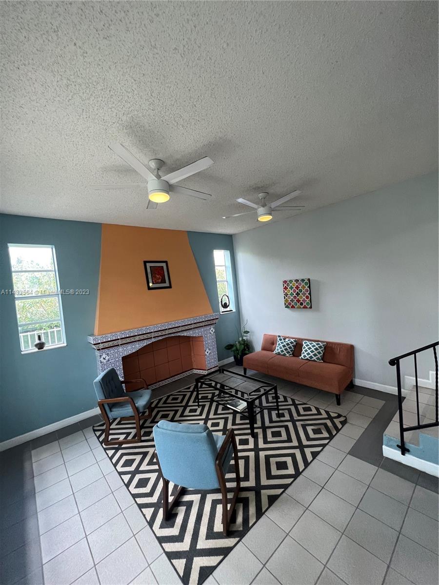 1559 Michigan Ave # 303