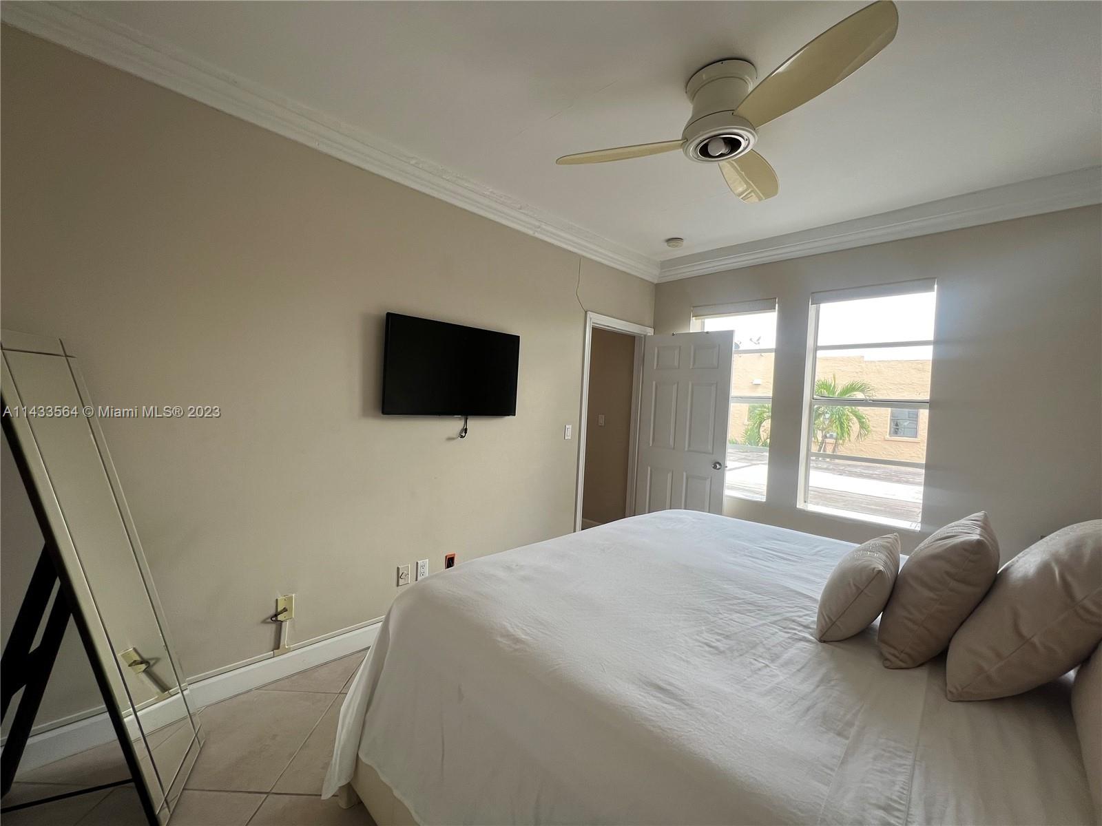 1559 Michigan Ave # 303