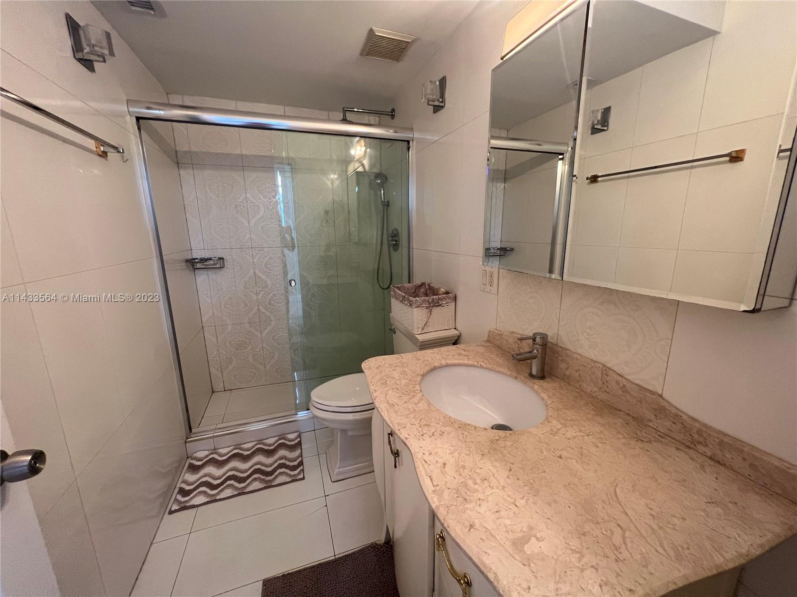 1559 Michigan Ave # 303