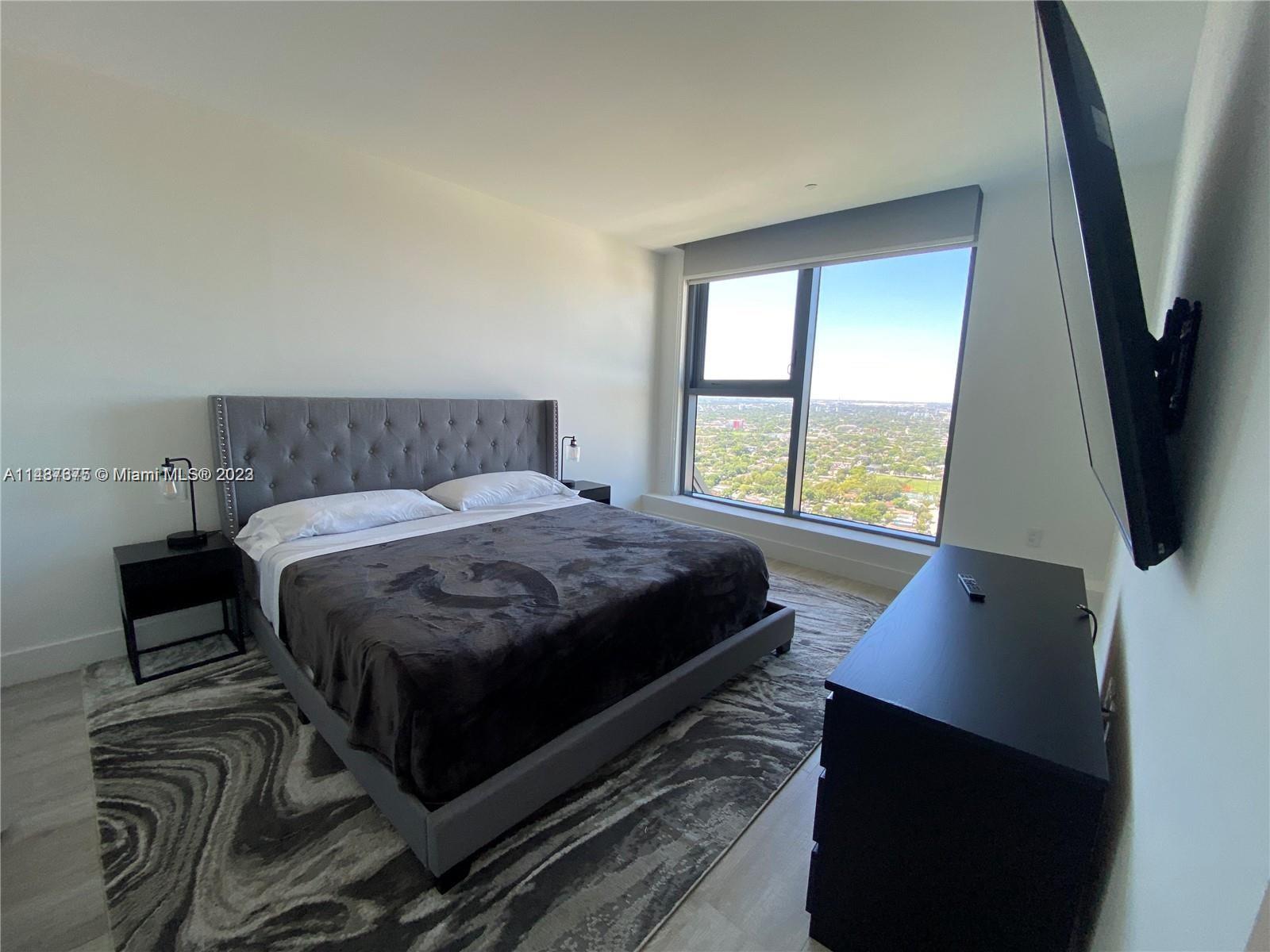 121 NE 34th St Unit: PH3212