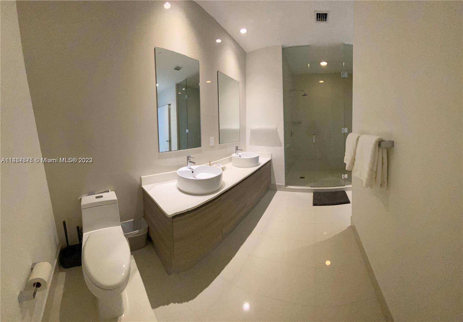 121 NE 34th St Unit: PH3212