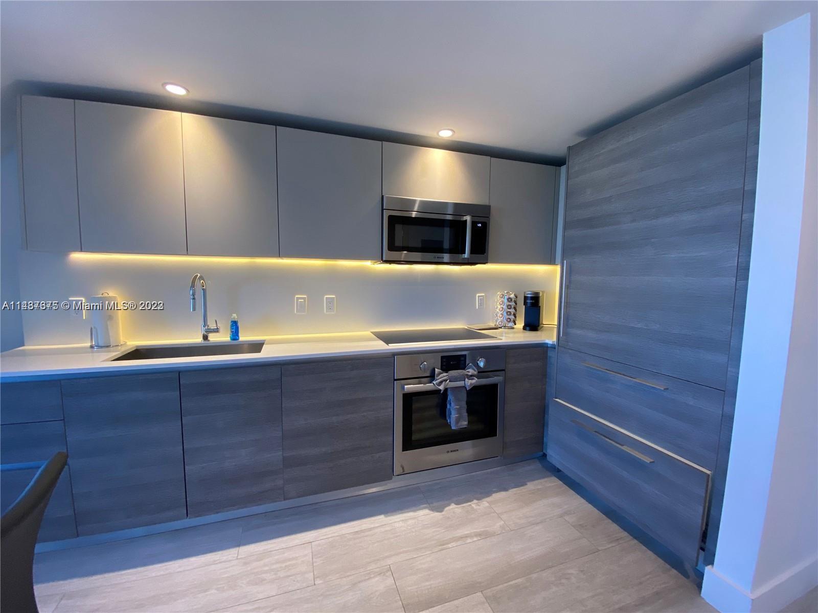 121 NE 34th St Unit: PH3212