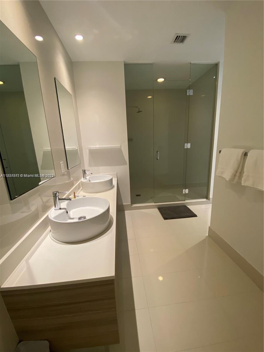 121 NE 34th St Unit: PH3212