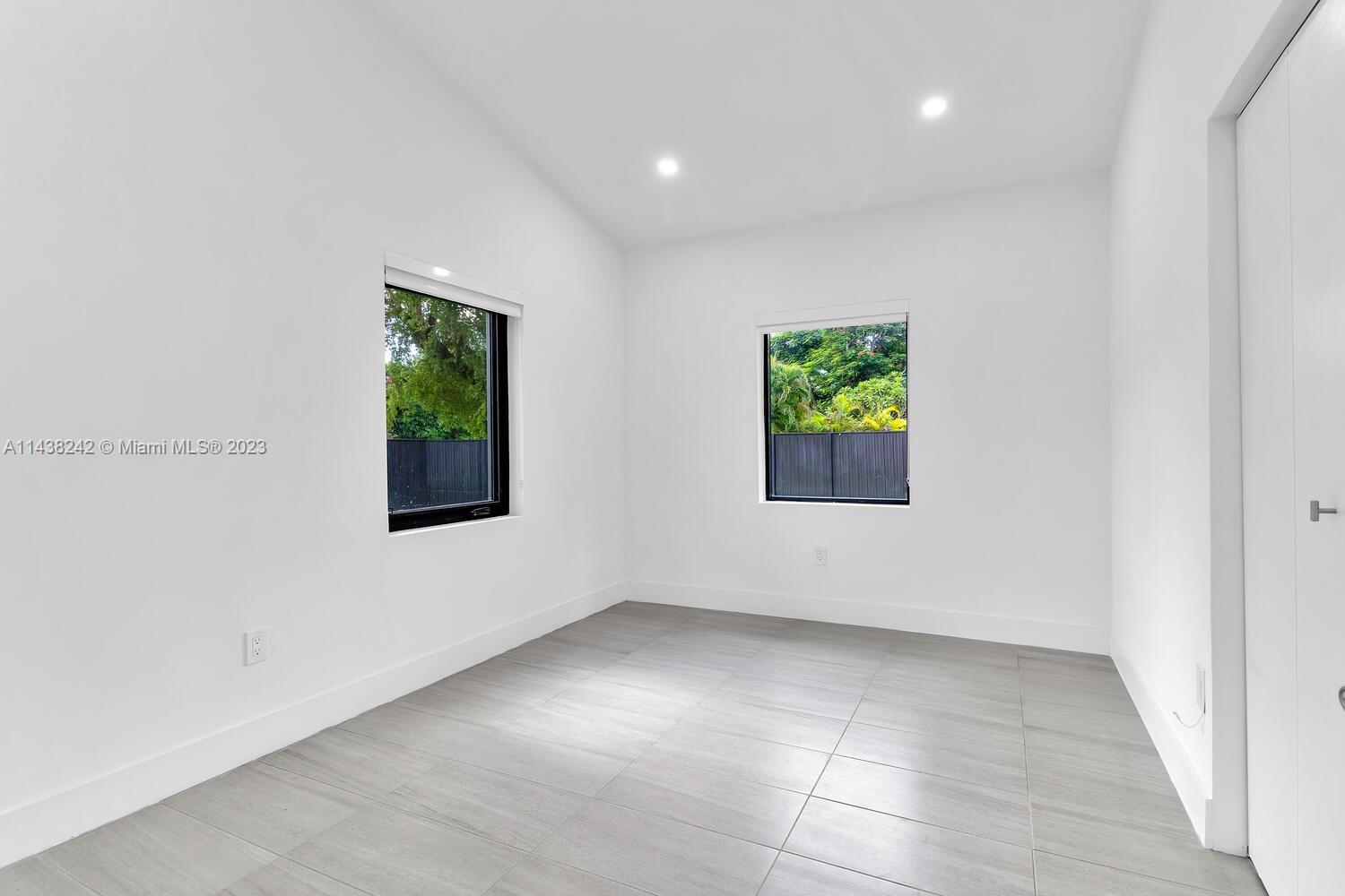 5895 SW 50th Ter