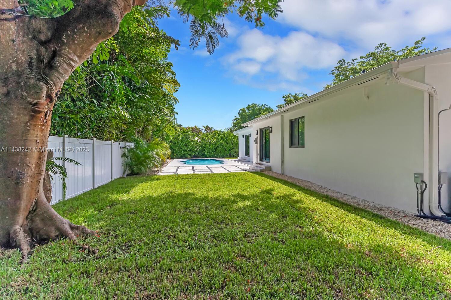 5895 SW 50th Ter