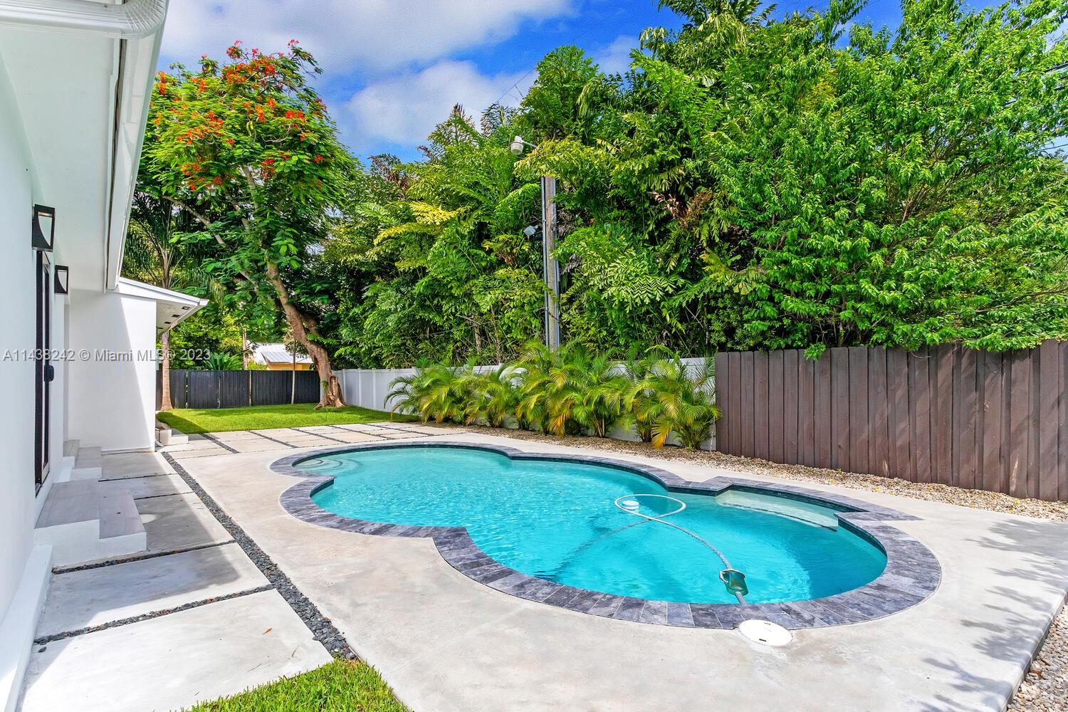 5895 SW 50th Ter