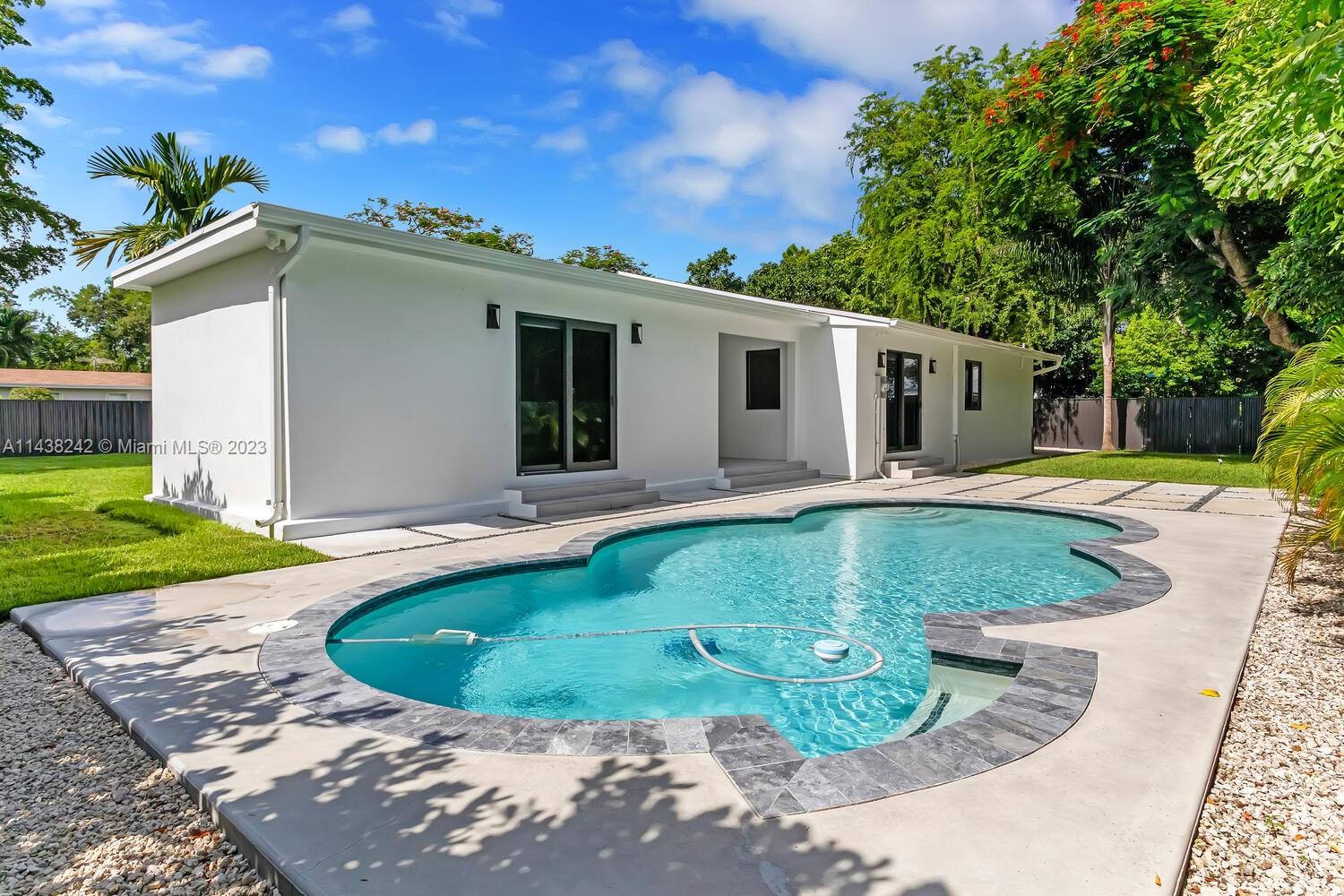 5895 SW 50th Ter