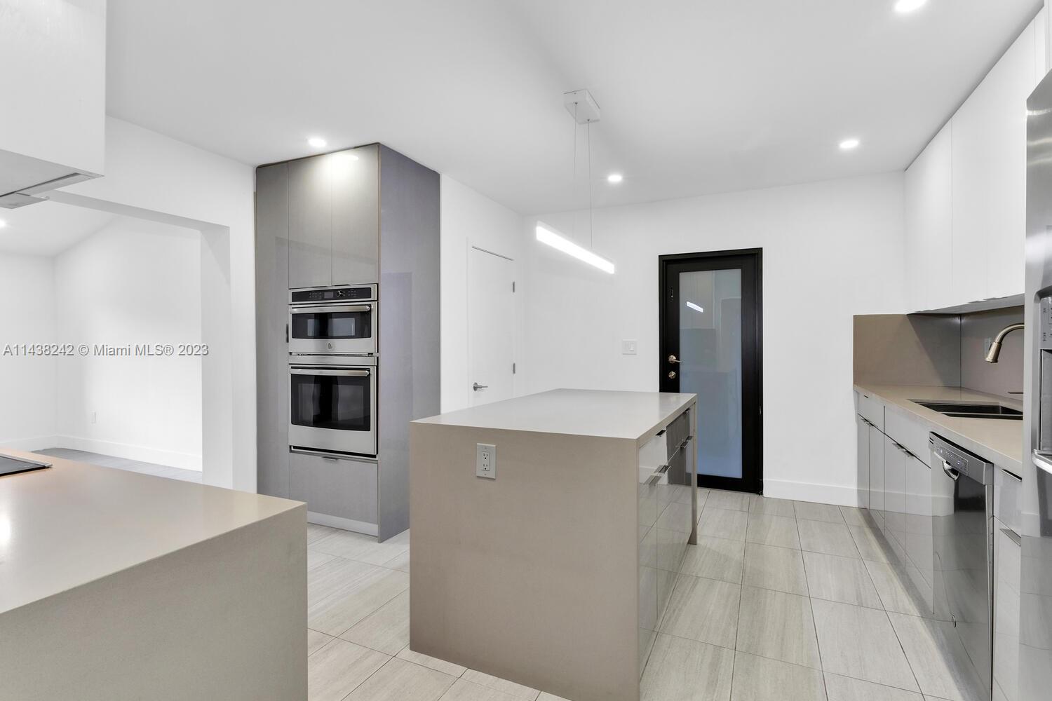 5895 SW 50th Ter