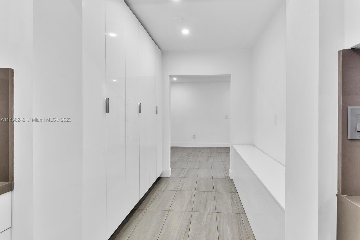 5895 SW 50th Ter