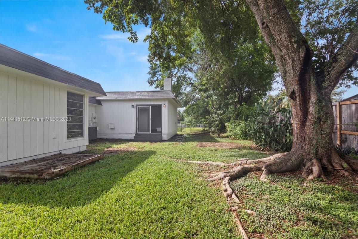 7801 NW 70th Ave