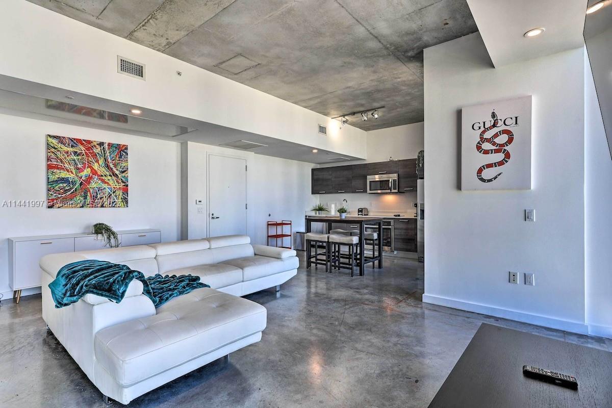 151 SE 1st # 3008
