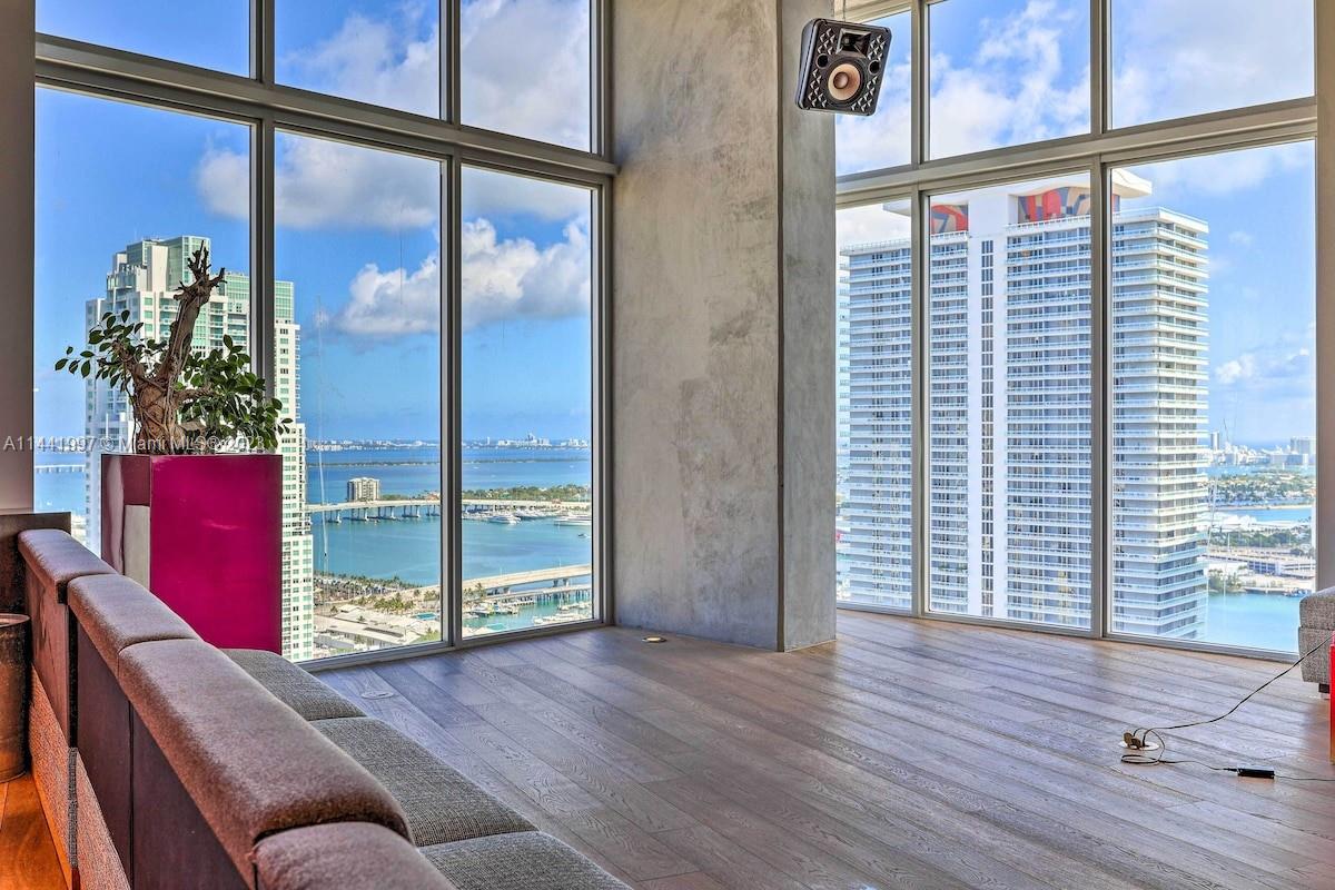 151 SE 1st # 3008