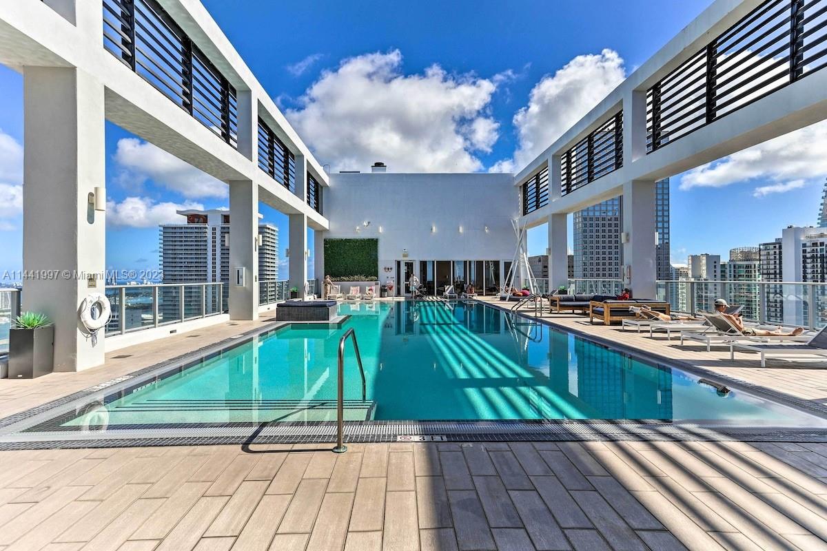 151 SE 1st # 3008