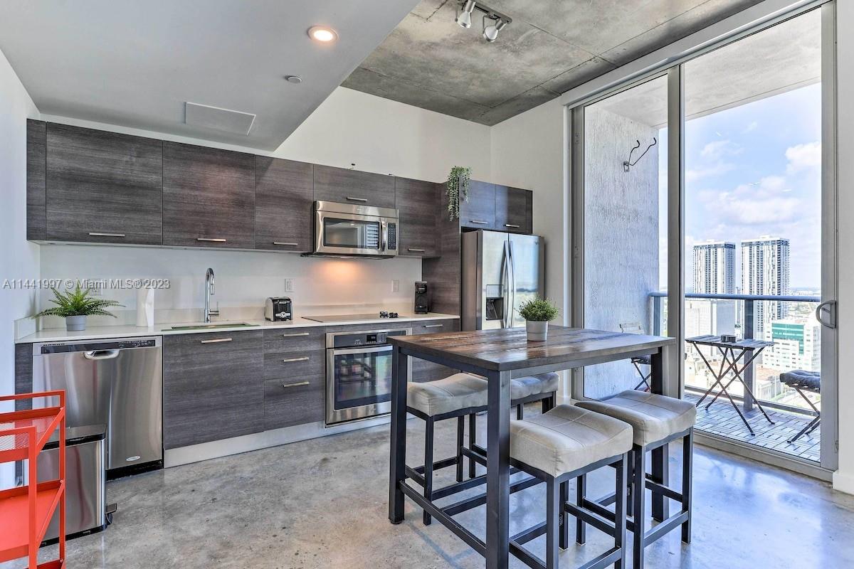 151 SE 1st # 3008