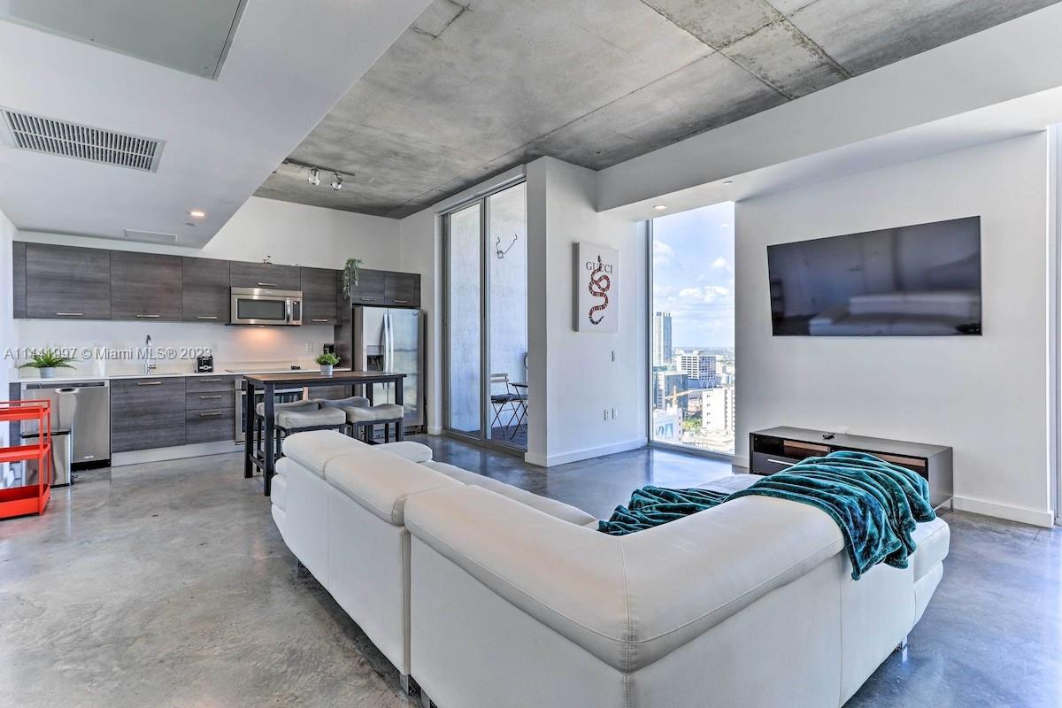 151 SE 1st # 3008