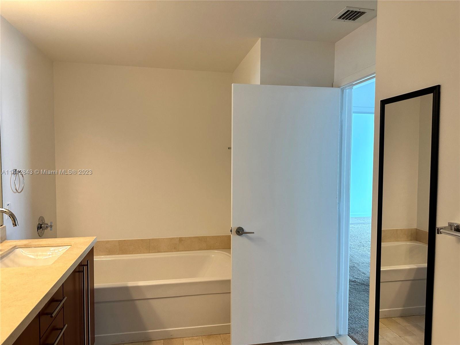 1111 SW 1st Ave Unit: 1823-N