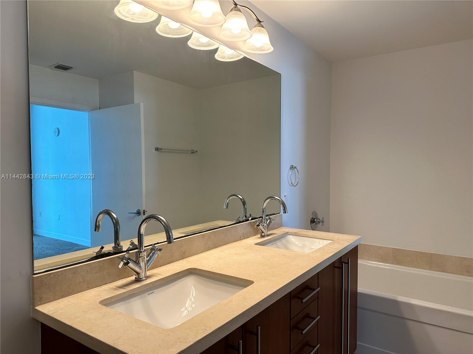 1111 SW 1st Ave Unit: 1823-N