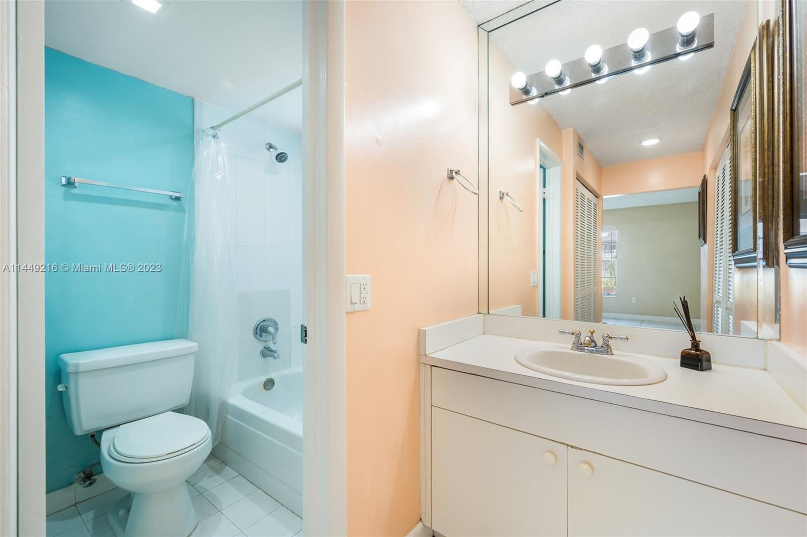 1725 W 60th St Unit: F220