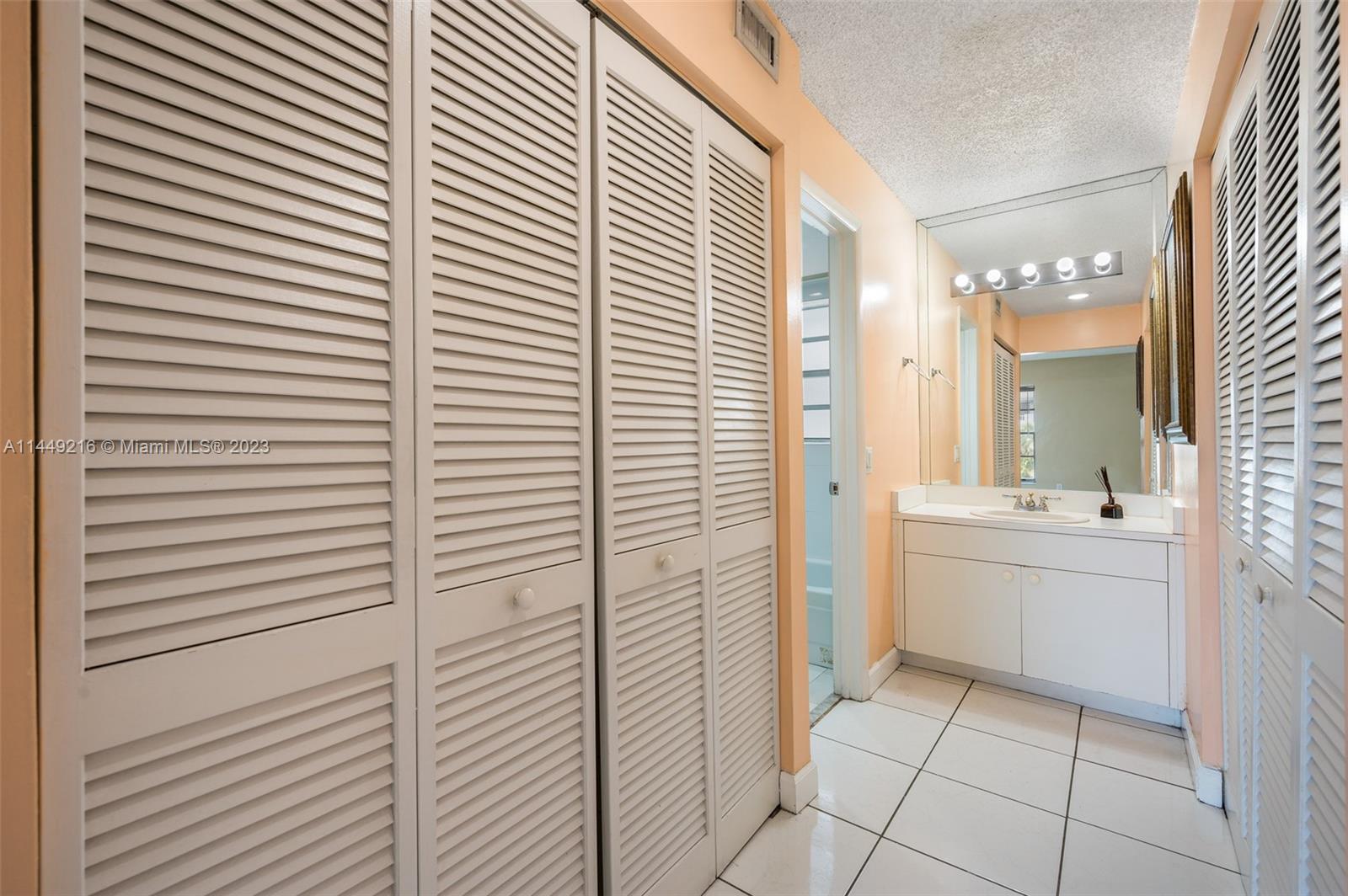 1725 W 60th St Unit: F220