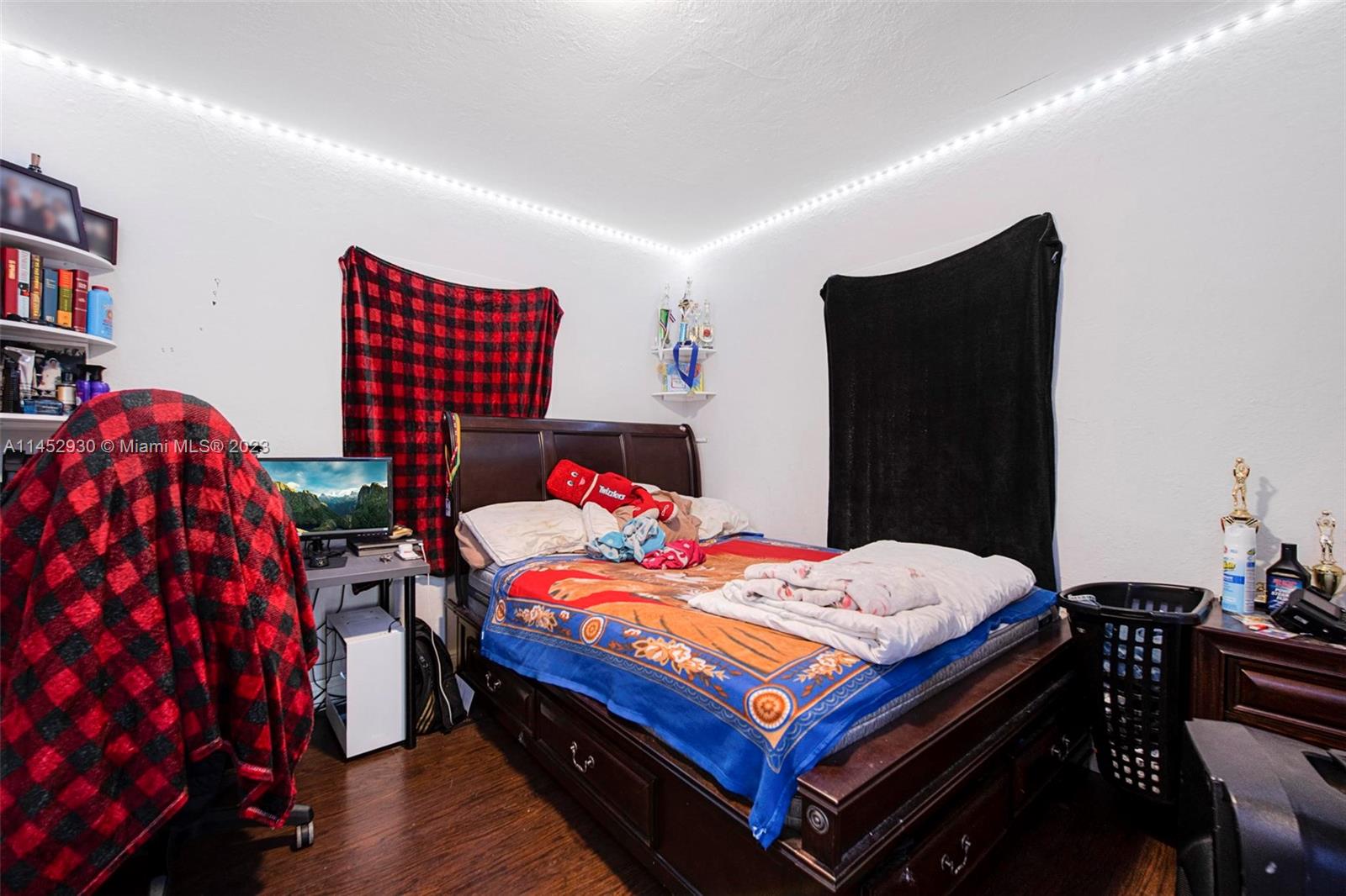 1617 NW 44th St