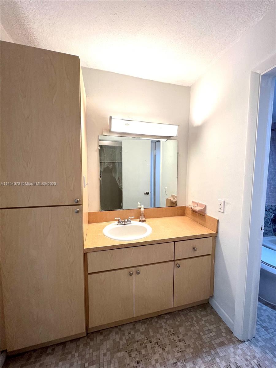 677 SW 9th Ave # 202