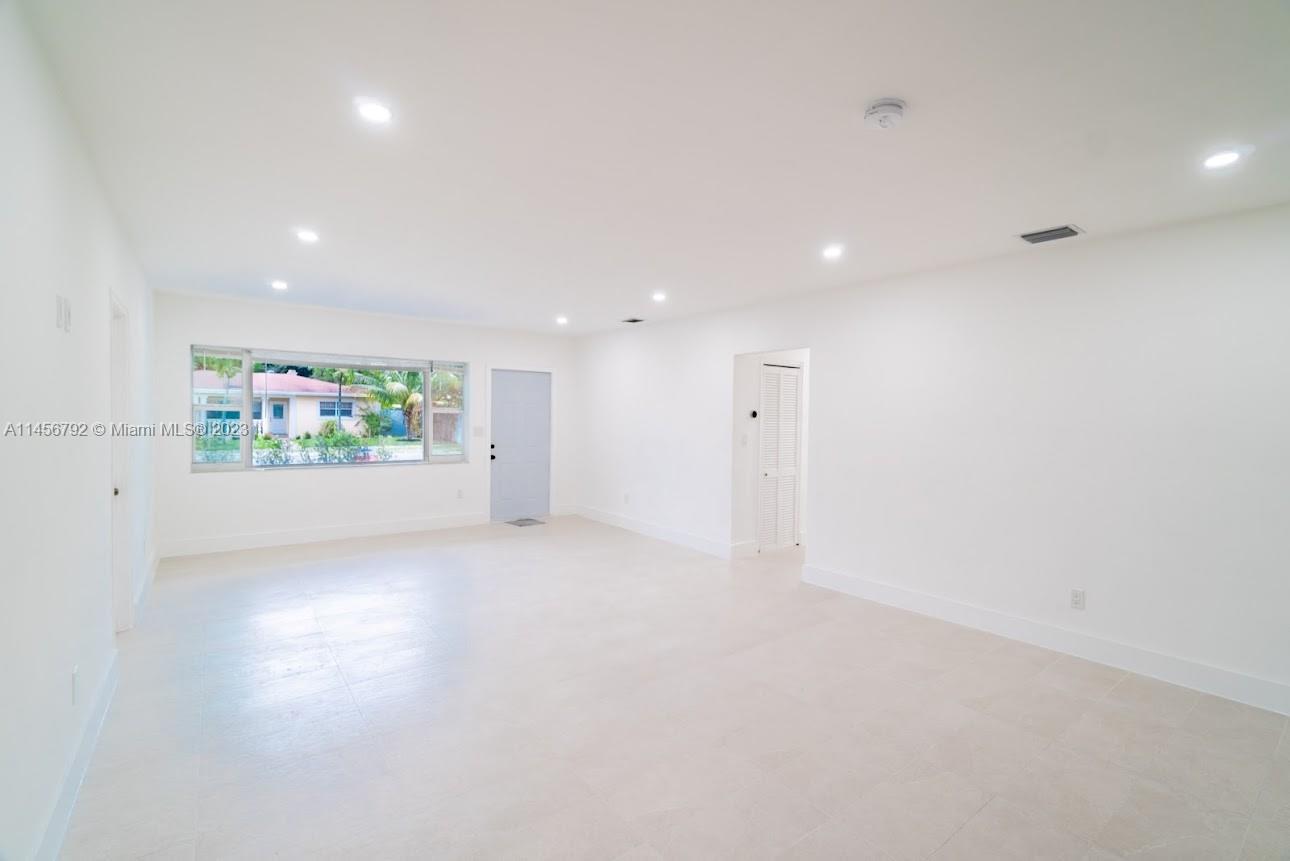 320 NE 160th St Unit: main