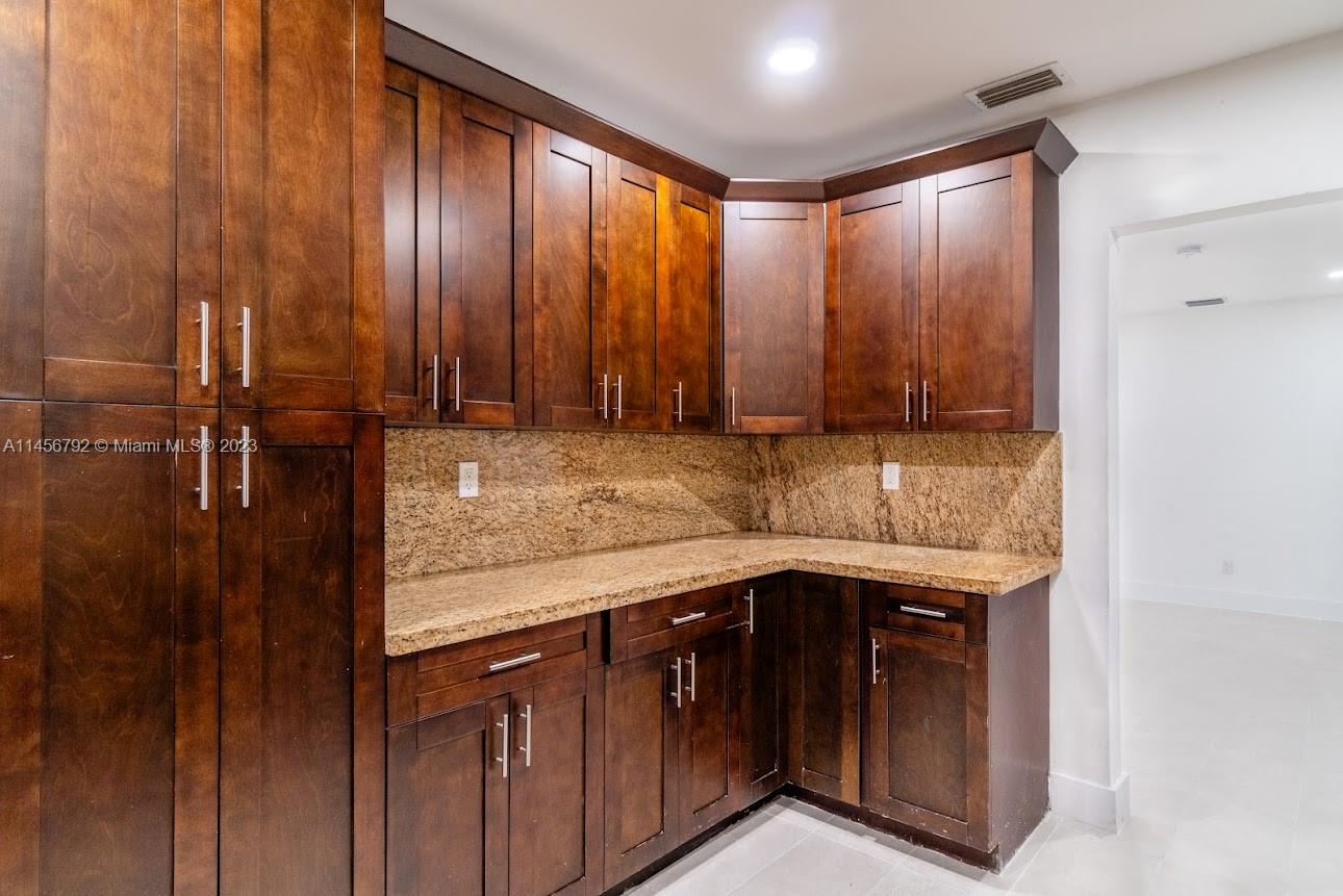 320 NE 160th St Unit: main