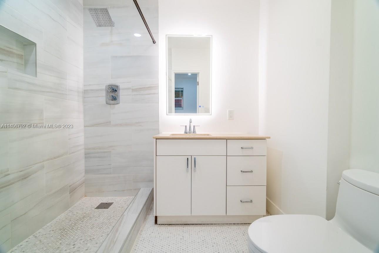 320 NE 160th St Unit: main