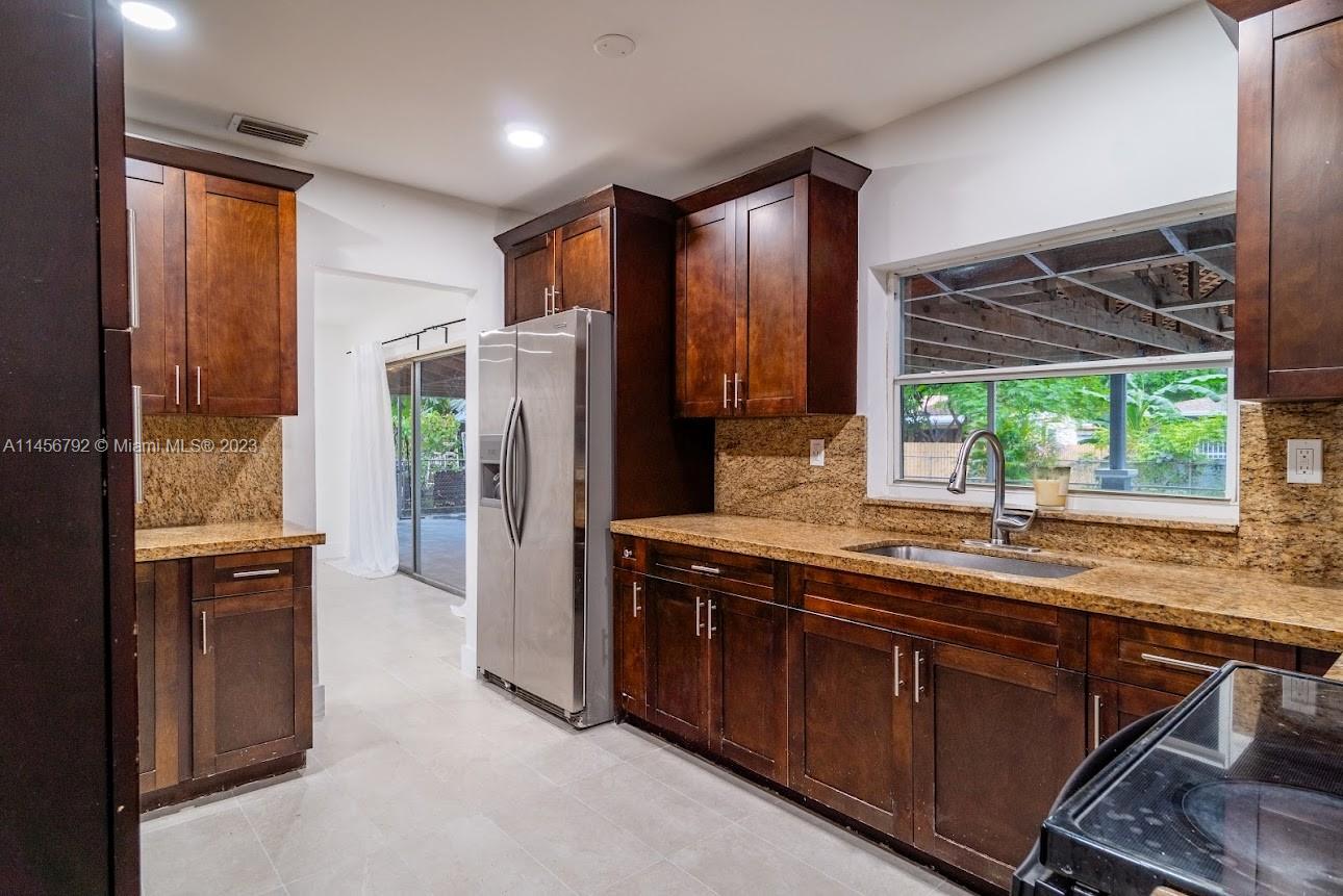 320 NE 160th St Unit: main