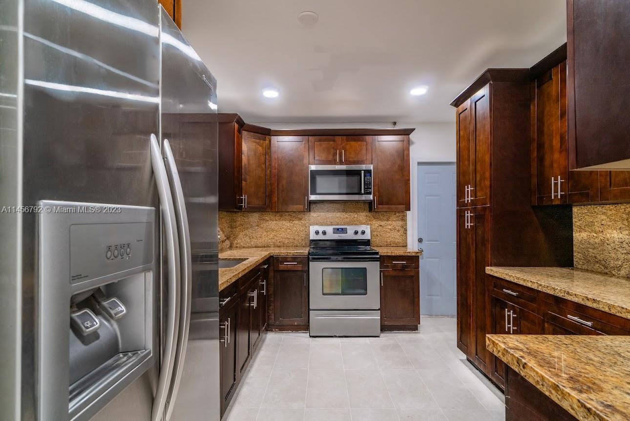 320 NE 160th St Unit: main